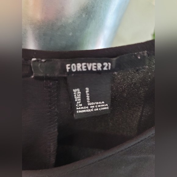 Forever 21 Black Chiffon Sleeveless Top with metal button detail Size Small - Picture 6 of 9